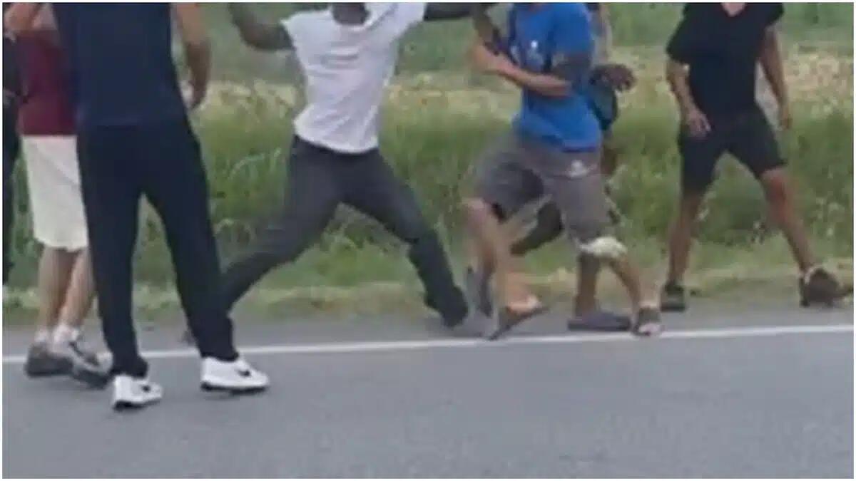 Folle rissa tra richiedenti asilo davanti ai passanti: spintoni, calci in faccia e pali strappati dal terreno - 