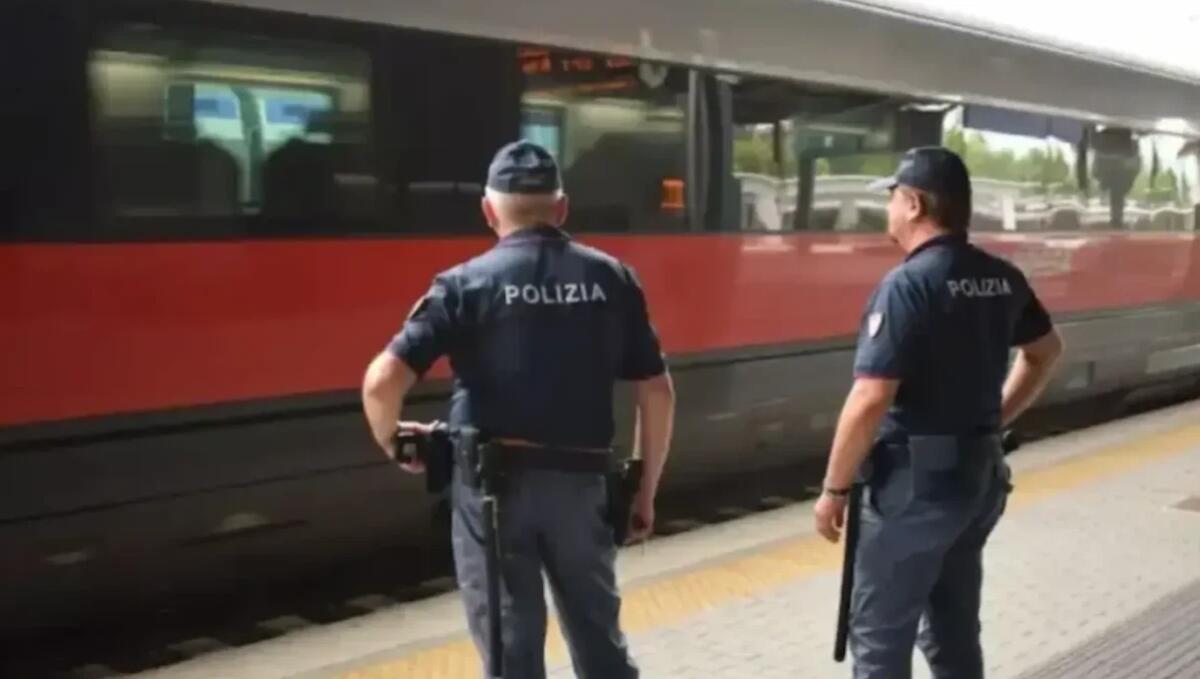 Giovane capotreno presa a calci, la donna riesce a chiedere aiuto: fermato l’aggressore con precedenti - 