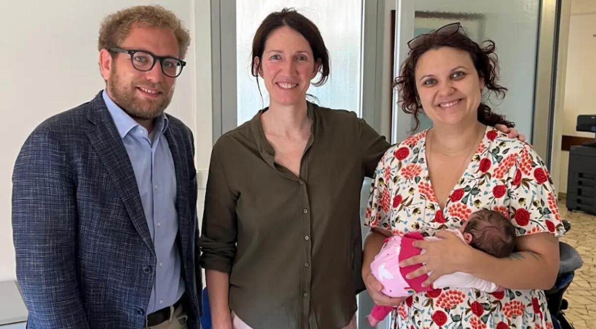 Coppia di donne registra la figlia all'anagrafe: la prima dopo la sentenza della Corte Costituzionale - 