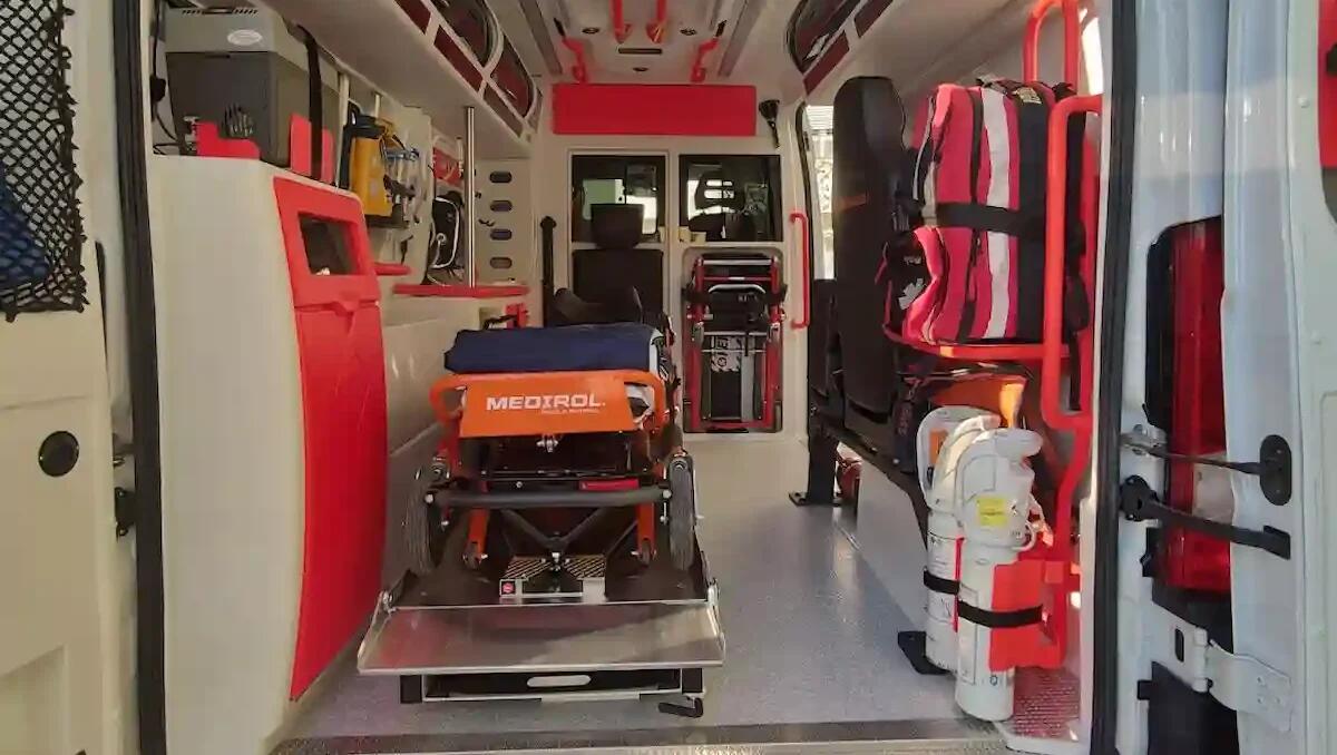 Tragico impatto tra auto e tir, donna incastrata tra le lamiere: è morta sul colpo - 