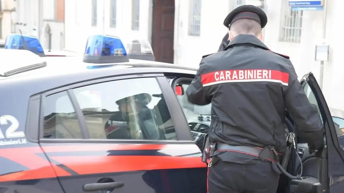 Attimi di terrore tra i passanti alla stazione: 42enne in giro con un fucile ad aria compressa - 
