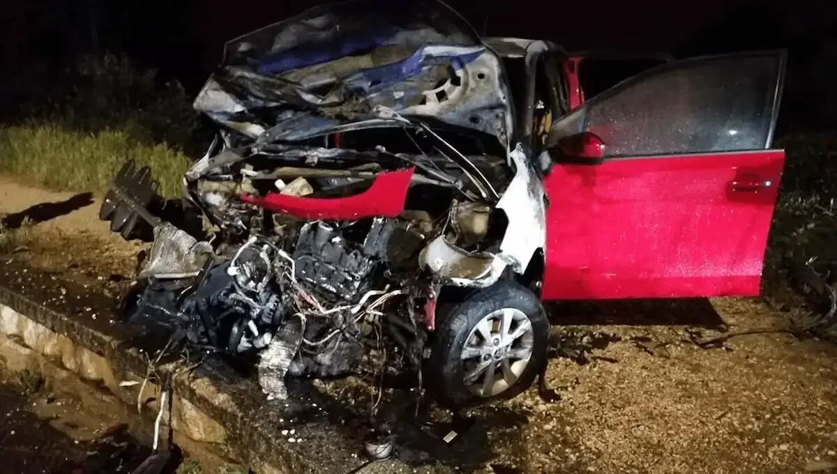 Auto si schianta contro il guard-rail, poi prende fuoco: conducente 31enne salva per miracolo - 
