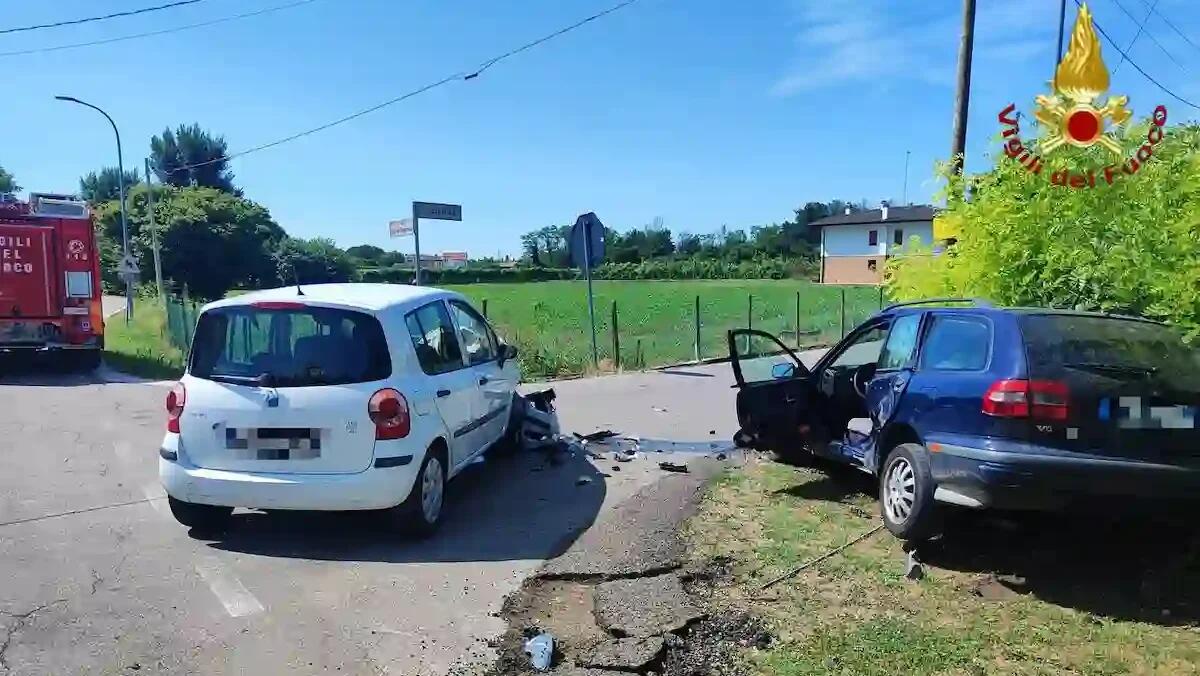 Violento scontro tra due auto, un conducente incastrato nell'abitacolo: liberato dai pompieri - 