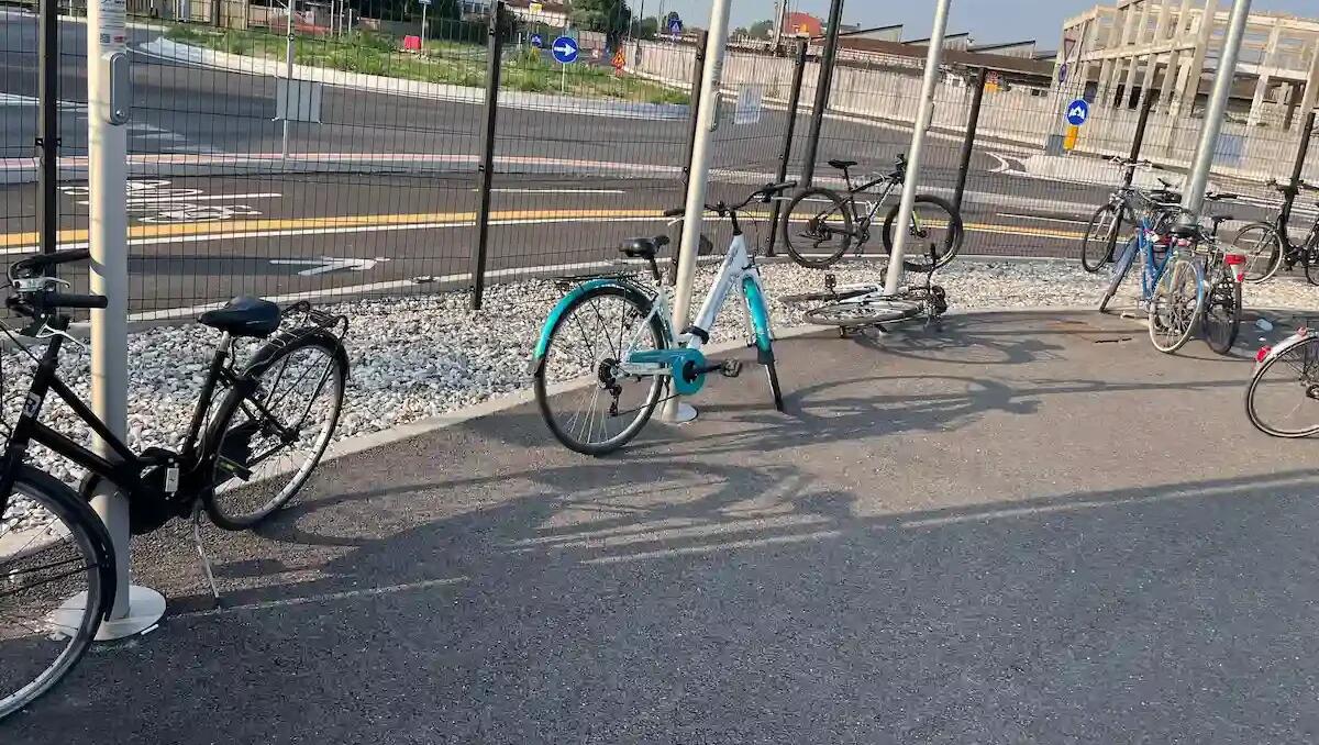 Vandali in azione all'autostazione Atvo: struttura presa a calci e rubate due biciclette - 