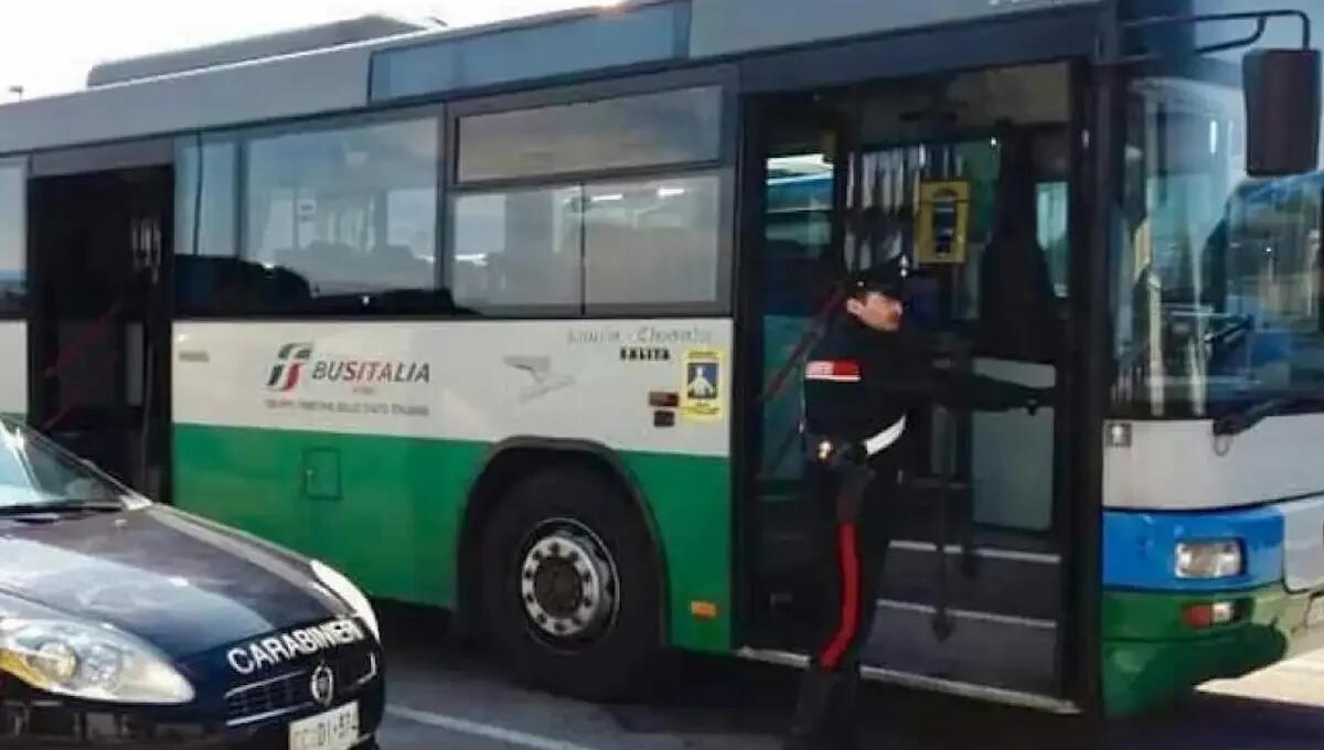 Paura in autobus, un passeggero aggredisce l'autista: gli aveva chiesto di abbassare il tono della voce - 