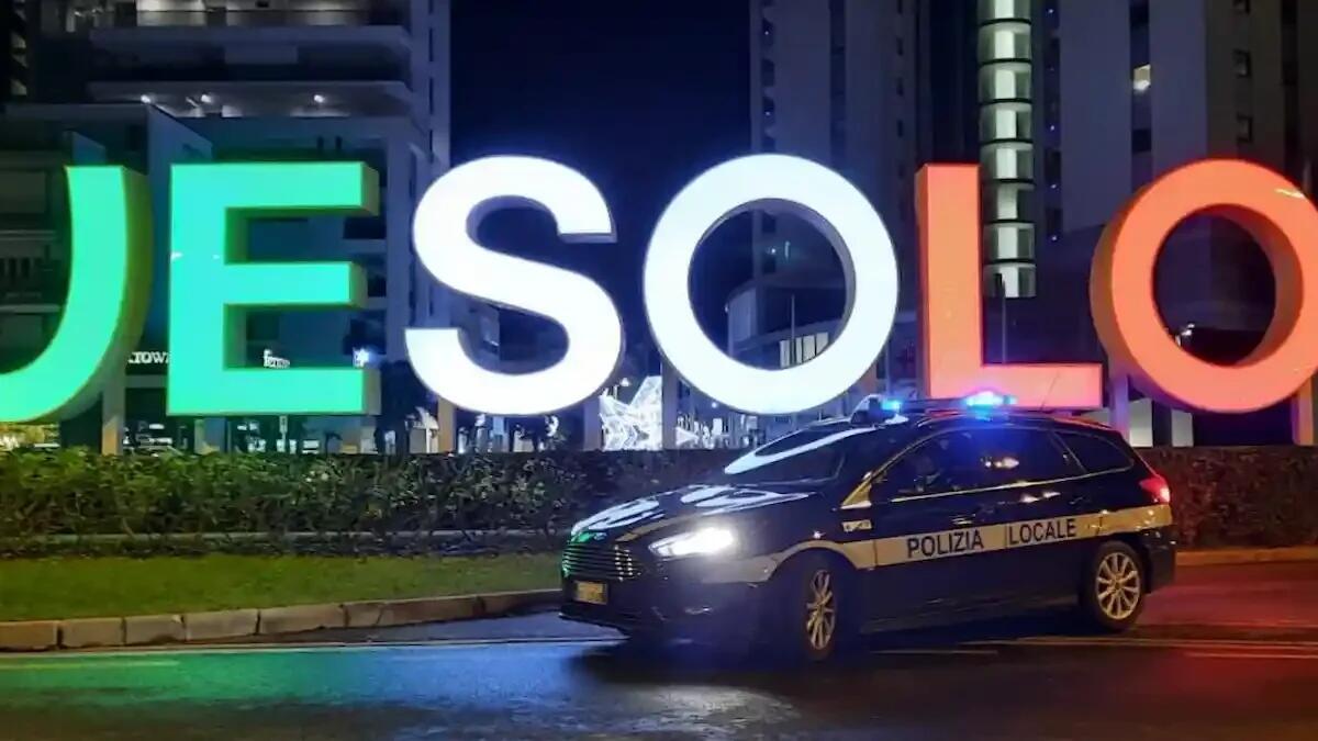 Jesolo, blitz della Polizia Locale: Daspo, sequestri e verbali per attività irregolari - 