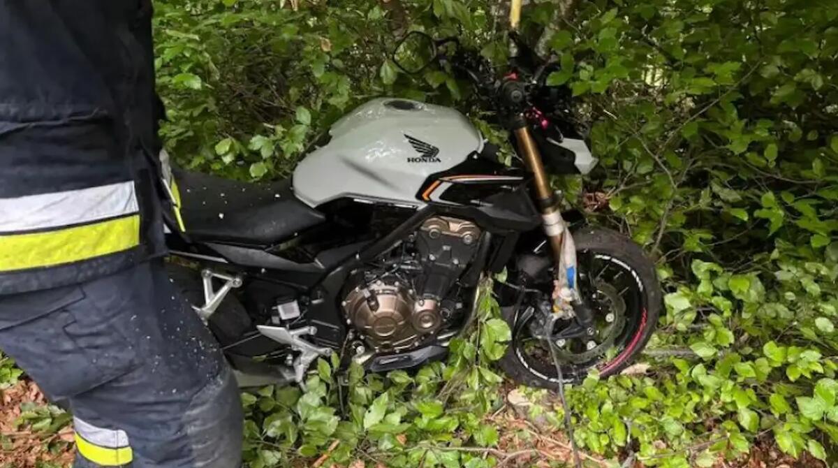Perde il controllo della moto e precipita in un dirupo: impatto violentissimo, motociclista muore sul colpo - 