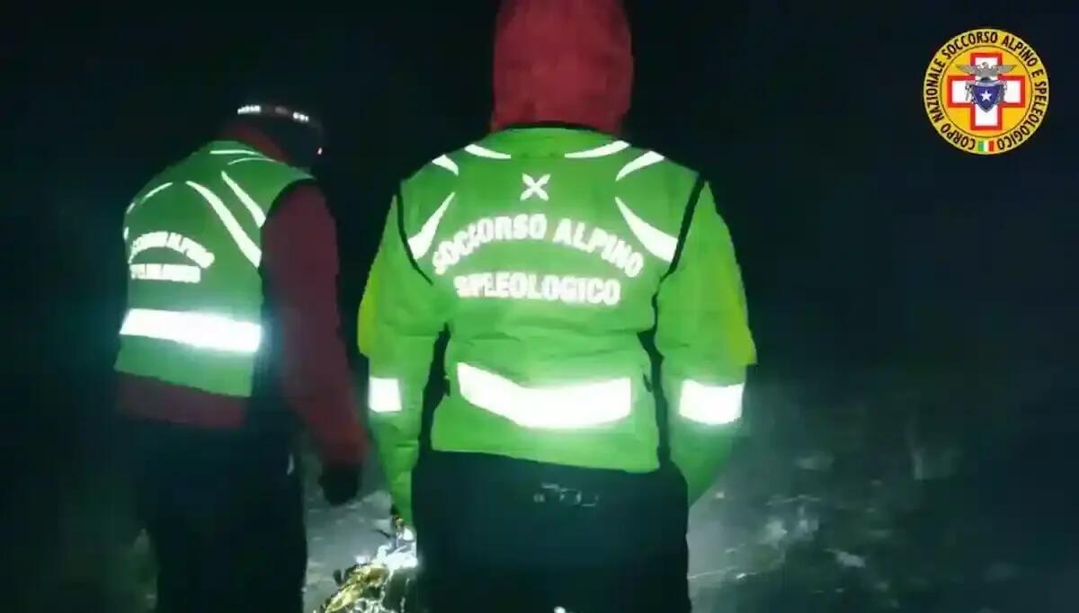 Di notte a 3200 metri con pantaloncini, t-shirt e scarpe da ginnastica: recuperato in ipotermia - 