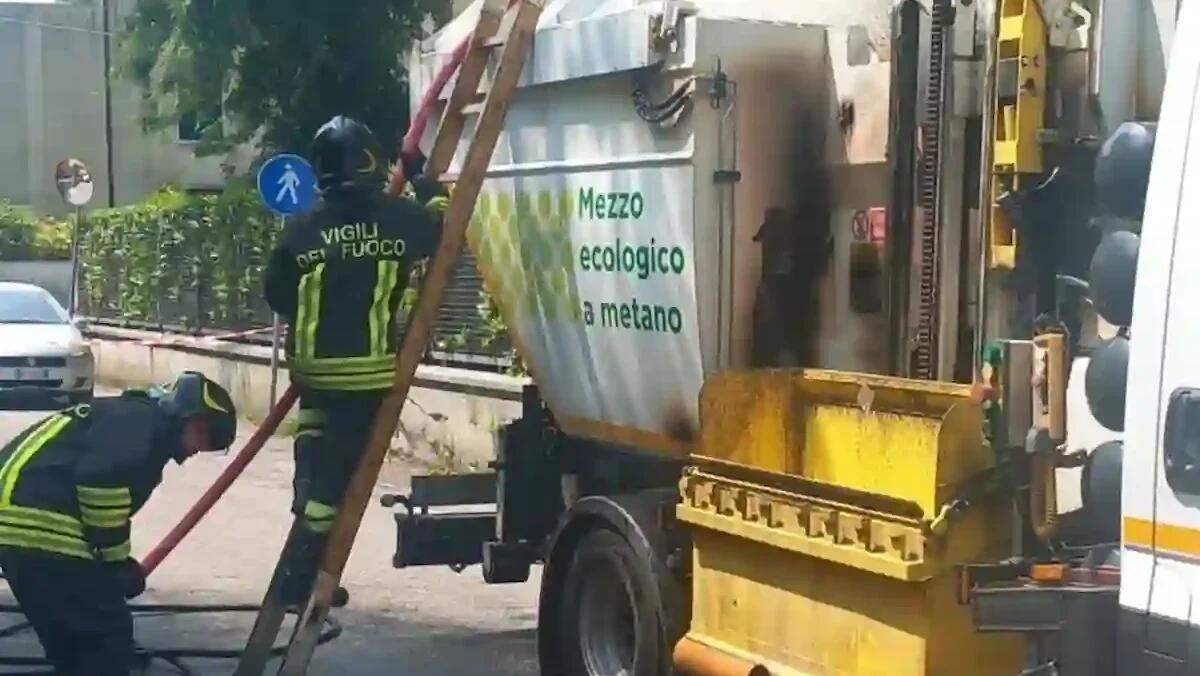 Paura a Treviso, fumo e fiamme provenienti da un camion della nettezza urbana - 