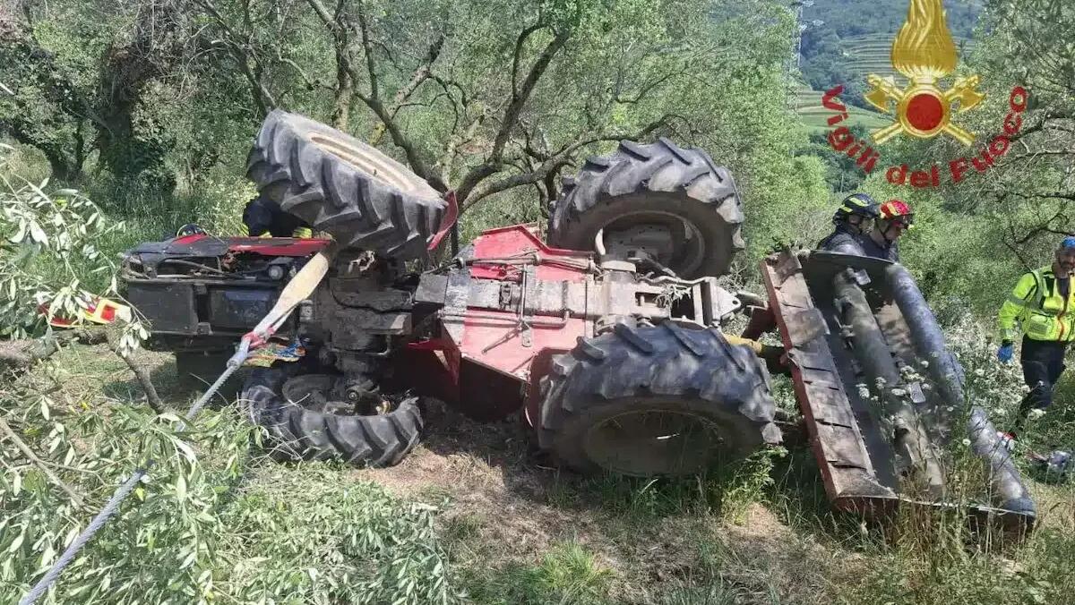 Schiacciato dal trattore ribaltato, muore a 47 anni tra gli ulivi - 