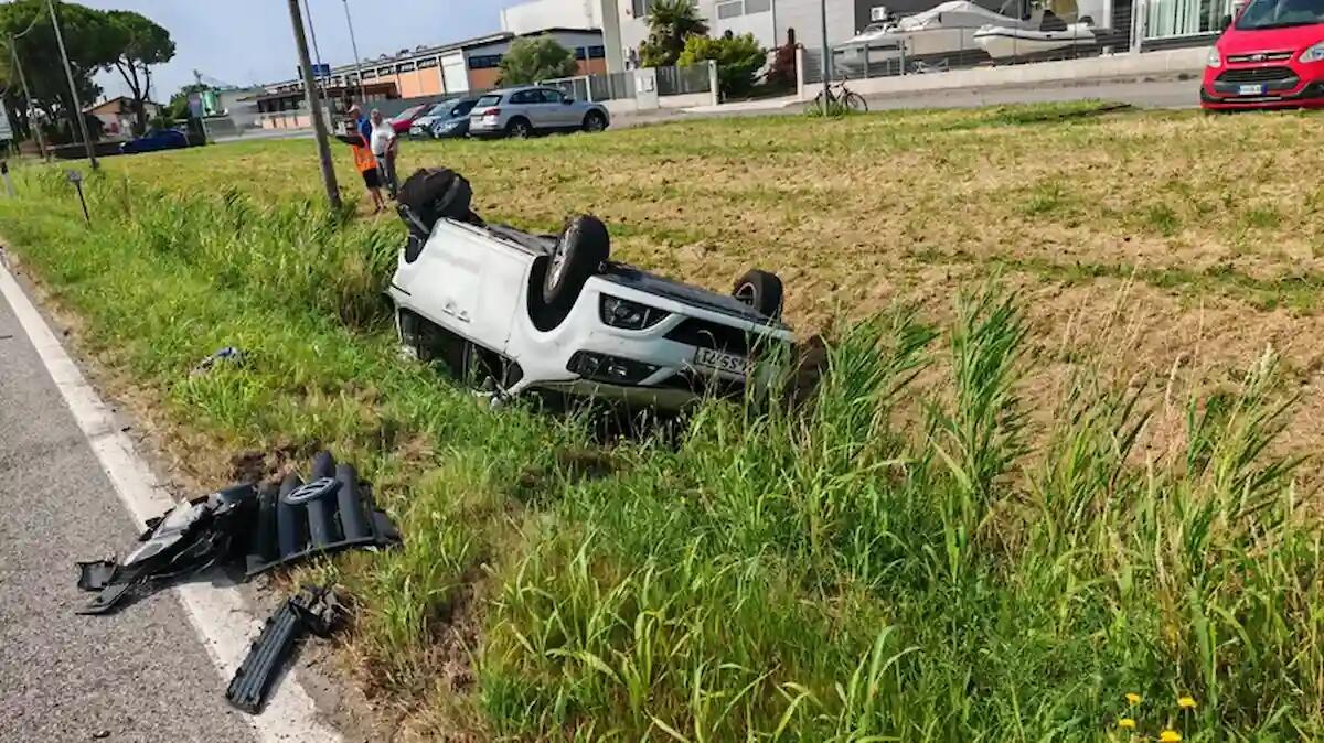 Latisana, schianto tra auto e furgone: famiglia con 4 bambini finisce nel fosso, grave la mamma - 