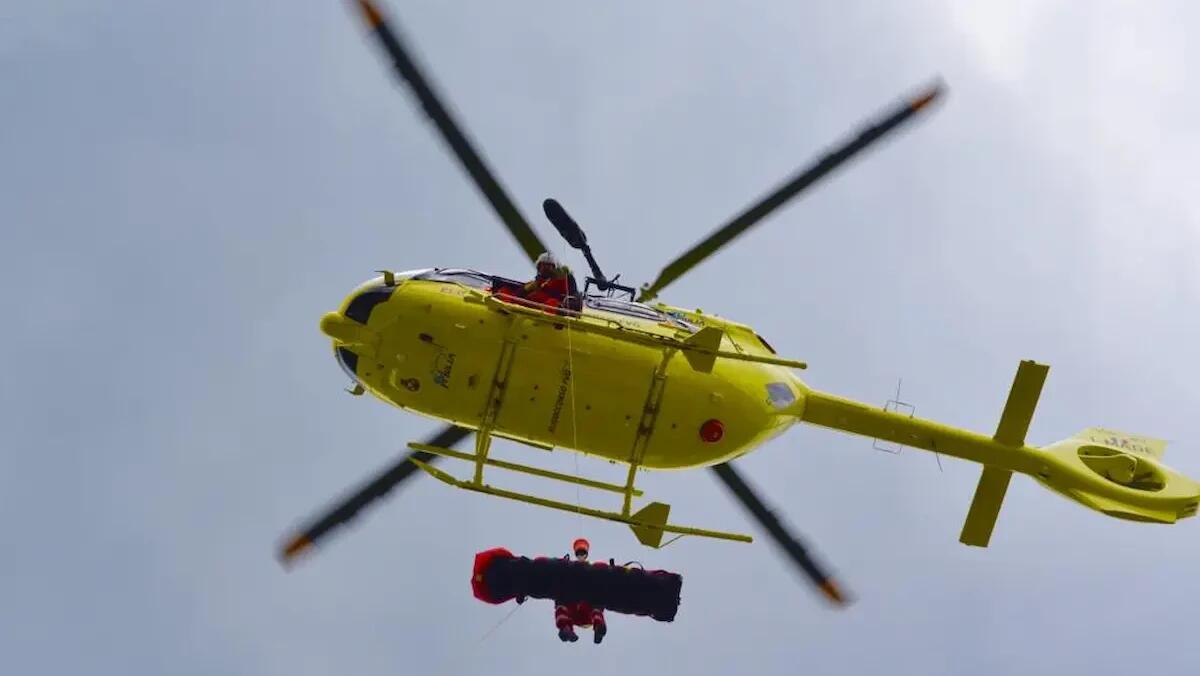 Coppia di escursionisti bloccati lungo un ripido ghiaione: salvati insieme al loro cane - 