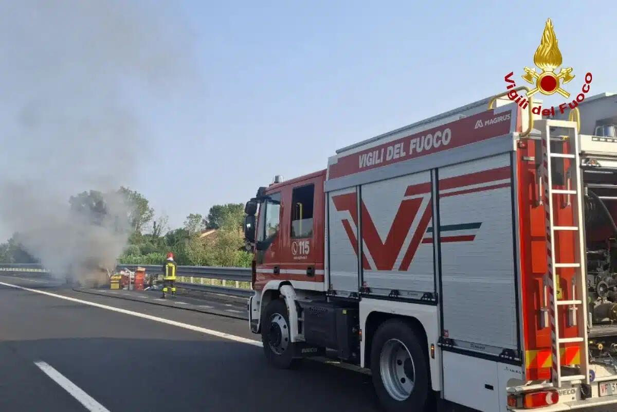 Furgone prende fuoco in A28, autista scende appena in tempo: tratto autostradale chiuso - 