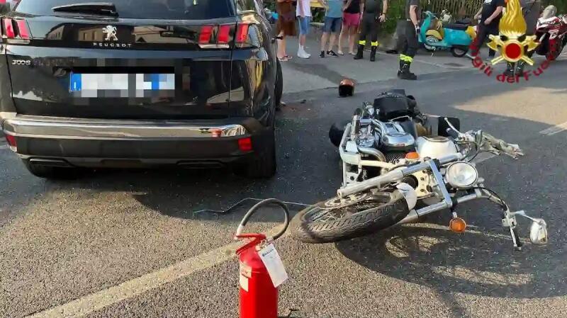 Violento scontro tra auto e moto in pieno centro: motociclista rimane ...