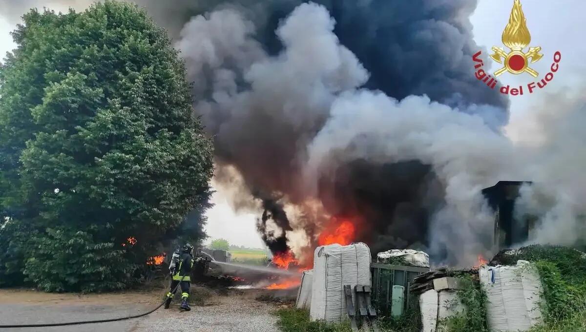Prende fuoco capannone dismesso, bruciano materiali plastici: impressionante colonna di fumo - 