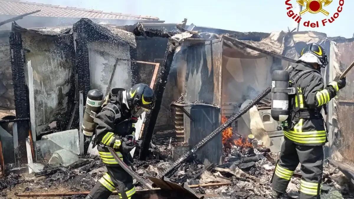 Incendio devasta capanno attrezzi: paura per la casa adiacente, le immagini dell'intervento - 
