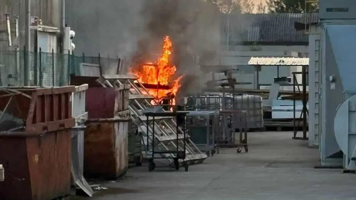 Fiamme nella zona industriale, fumo nero visibile a chilometri: bruciano scarti di lavorazione e vernici - 