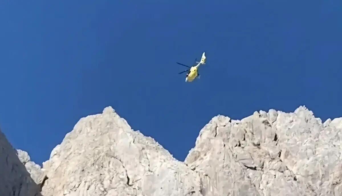 Sappada, corde incastrate in parete: recuperati con l'elicottero due giovani alpinisti - 