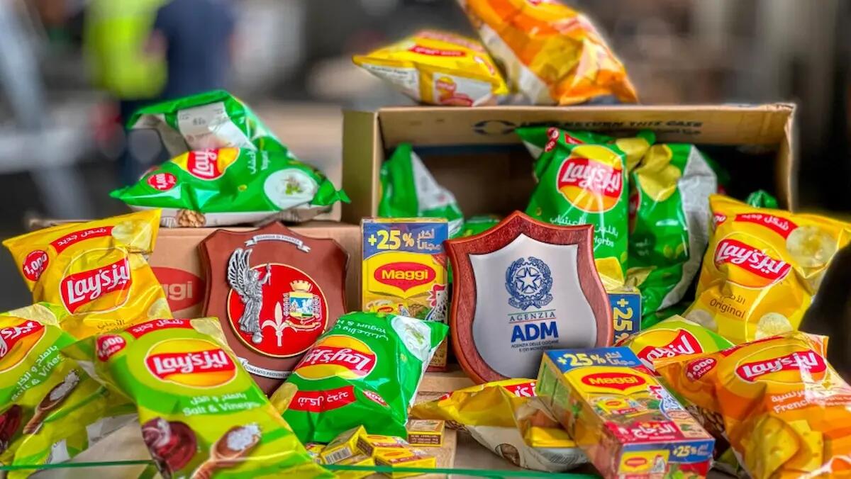 Sequestrati mille confezioni di patatine e 200 mila dadi da cucina: erano tutti contraffatti - 