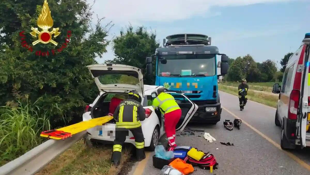 Scontro tra auto e camion a Casale sul Sile, grave il conducente dell'auto: incastrato tra le lamiere - 