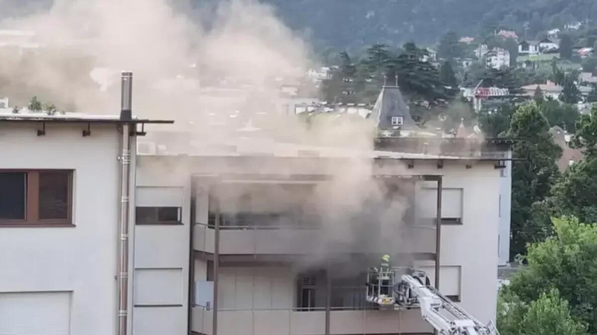 Incendio in un condominio, residenti intrappolati all'interno: donna muore intossicata - 