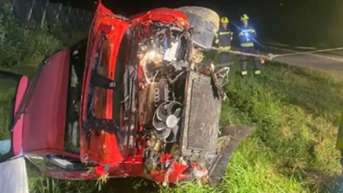 Auto esce di strada e si ribalta in un fosso: notte di paura per il conducente ferito, strada bloccata - 
