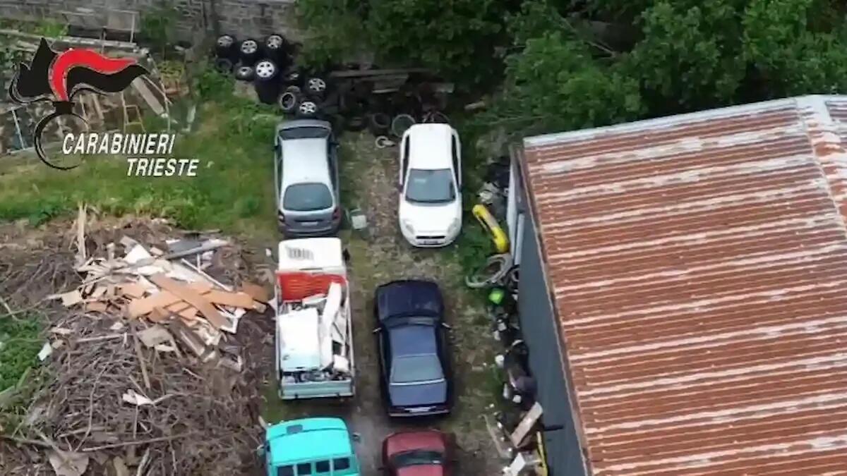Officina clandestina, veicoli abbandonati, rifiuti tossici: scoperta una discarica abusiva a cielo aperto -