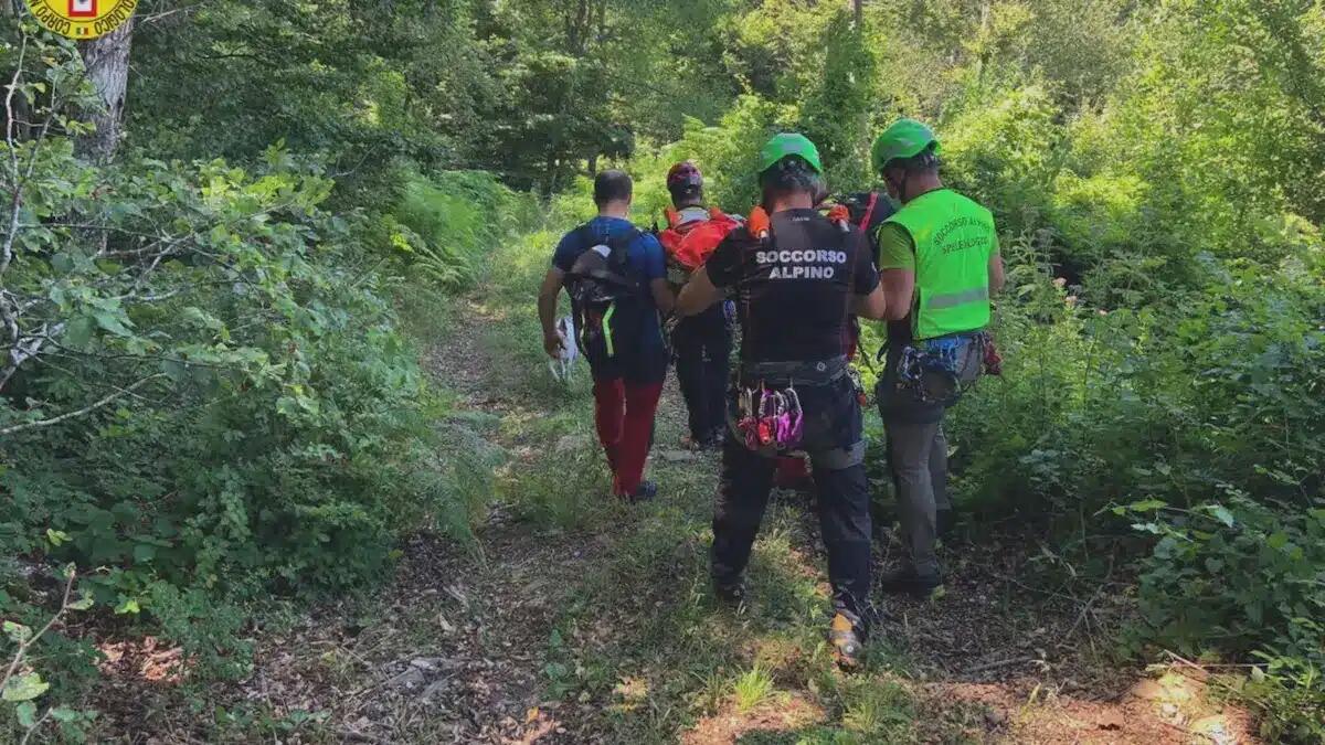 Malore improvviso sul sentiero, il cane conduce due ragazzi al corpo senza vita del padrone - 
