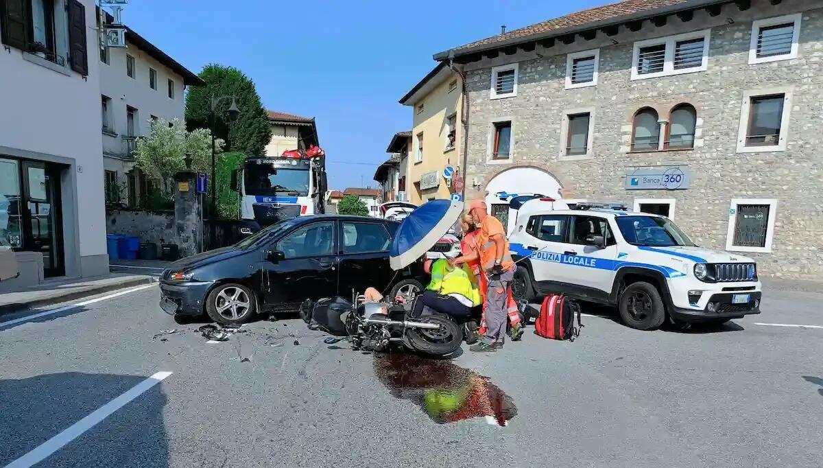 Scontro auto-moto a Campoformido: centauro ferito, strada chiusa - 