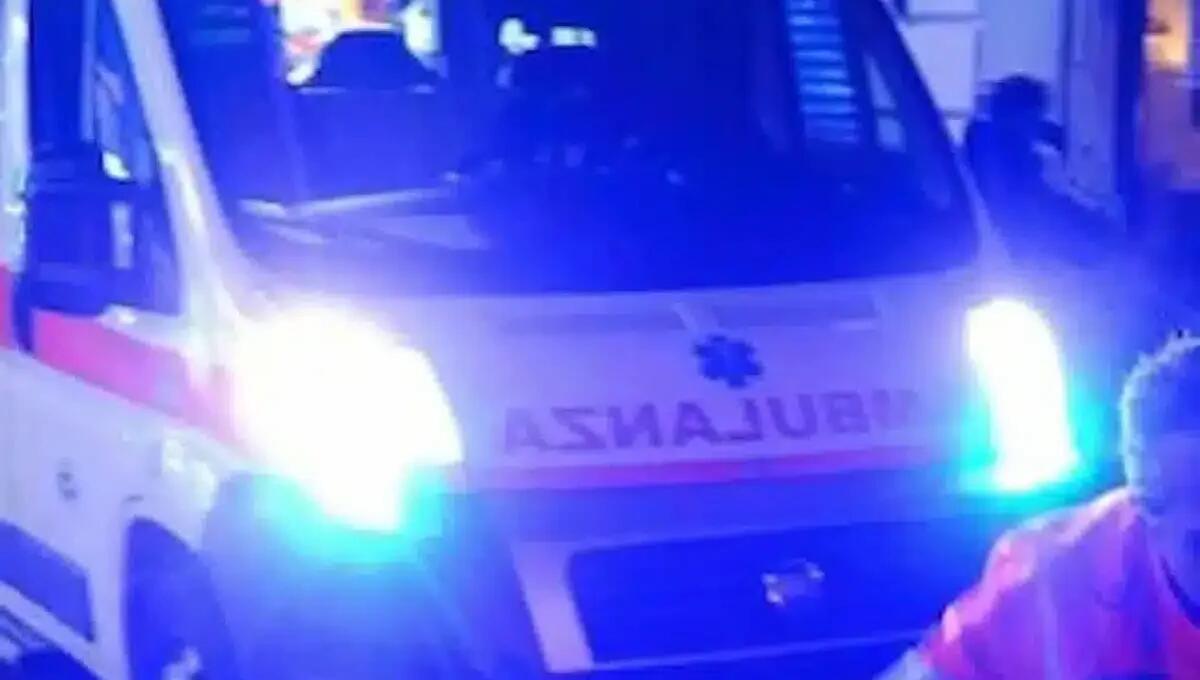 Auto con quattro ragazzi a bordo esce di strada e finisce contro il guard rail: un morto - 