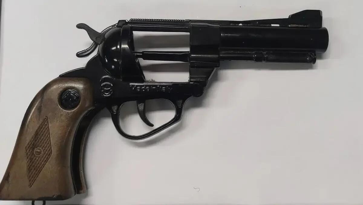 Lite tra vicini, 50enne estrae una pistola e la punta verso due giovani: minacciati di morte, poi la scoperta - 