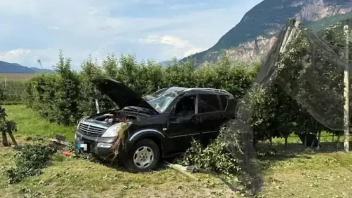 Perde il controllo dell'auto ed esce di strada: veicolo si ribalta e finisce in un campo agricolo - 