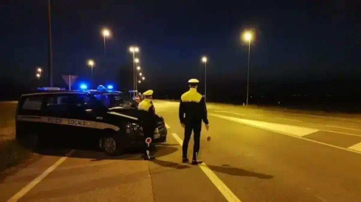 Folle inseguimento a Pordenone: 27enne non si ferma a un posto di blocco e si schianta contro un muretto - 