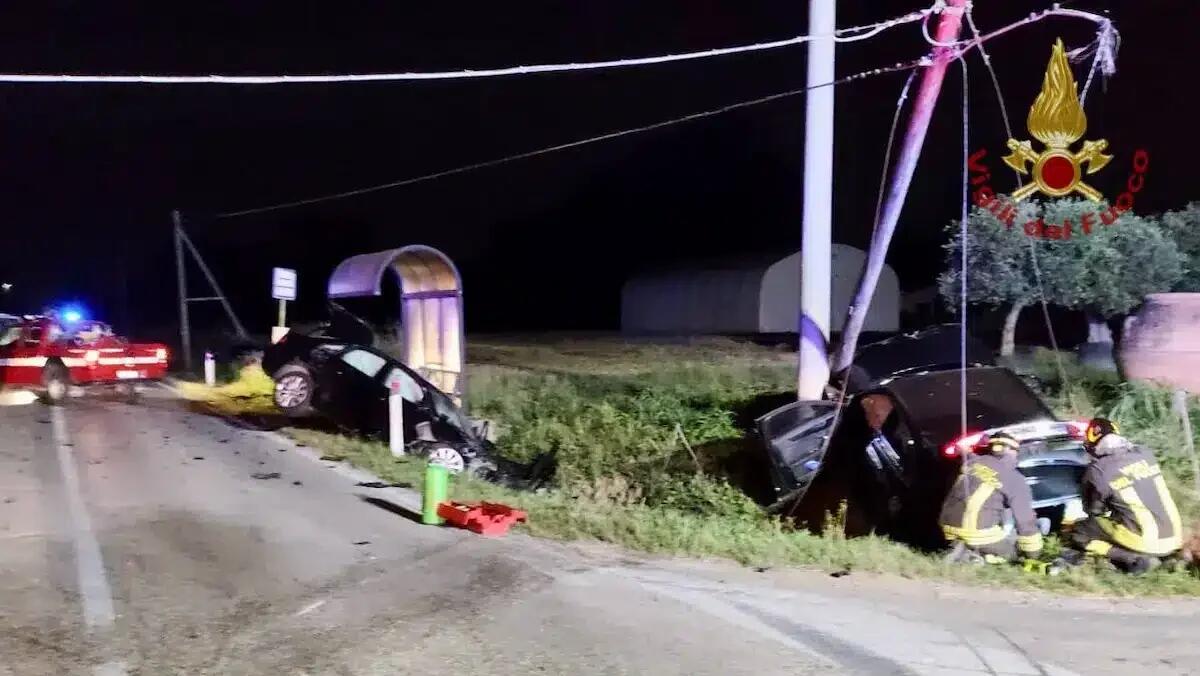 Violento scontro tra due auto nella tarda serata: entrambi i veicoli nel fosso, feriti i conducenti - 