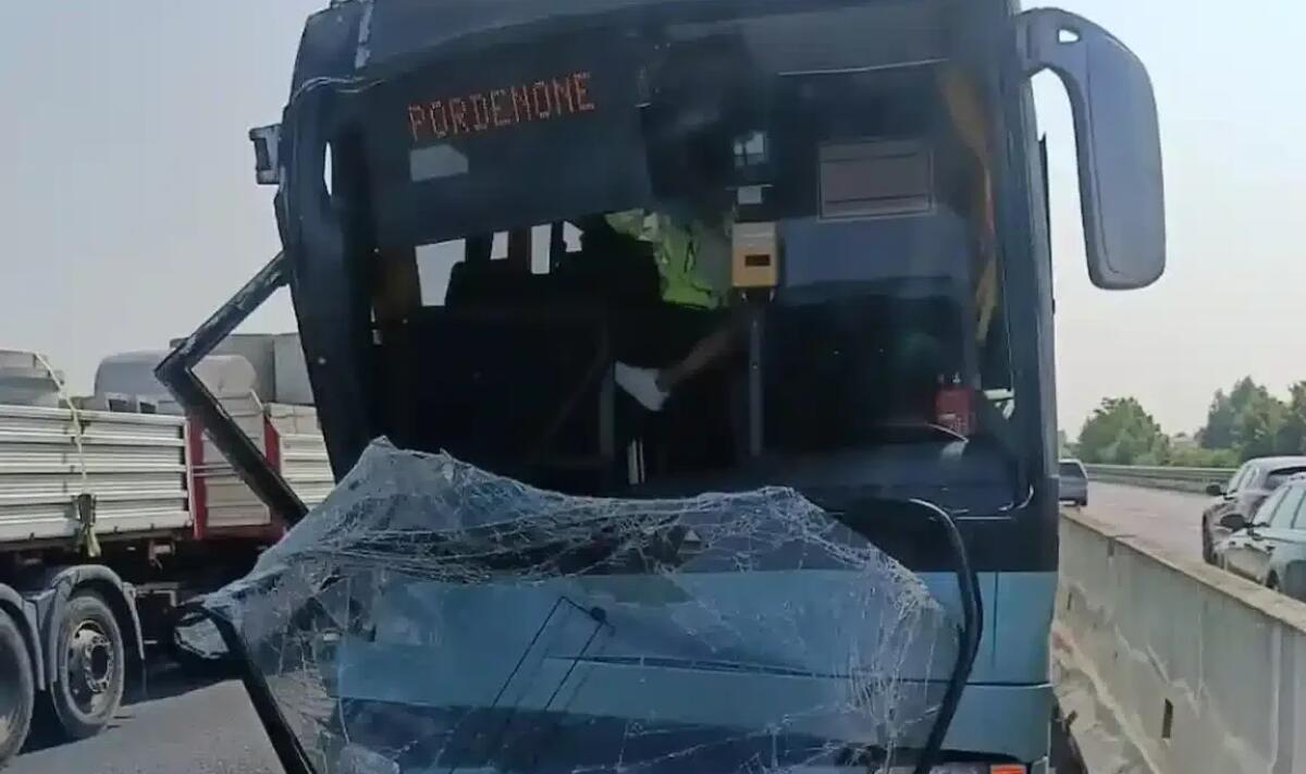 Bus Atvo tampona camion sull'A4: taglio a un braccio per una passeggera - 