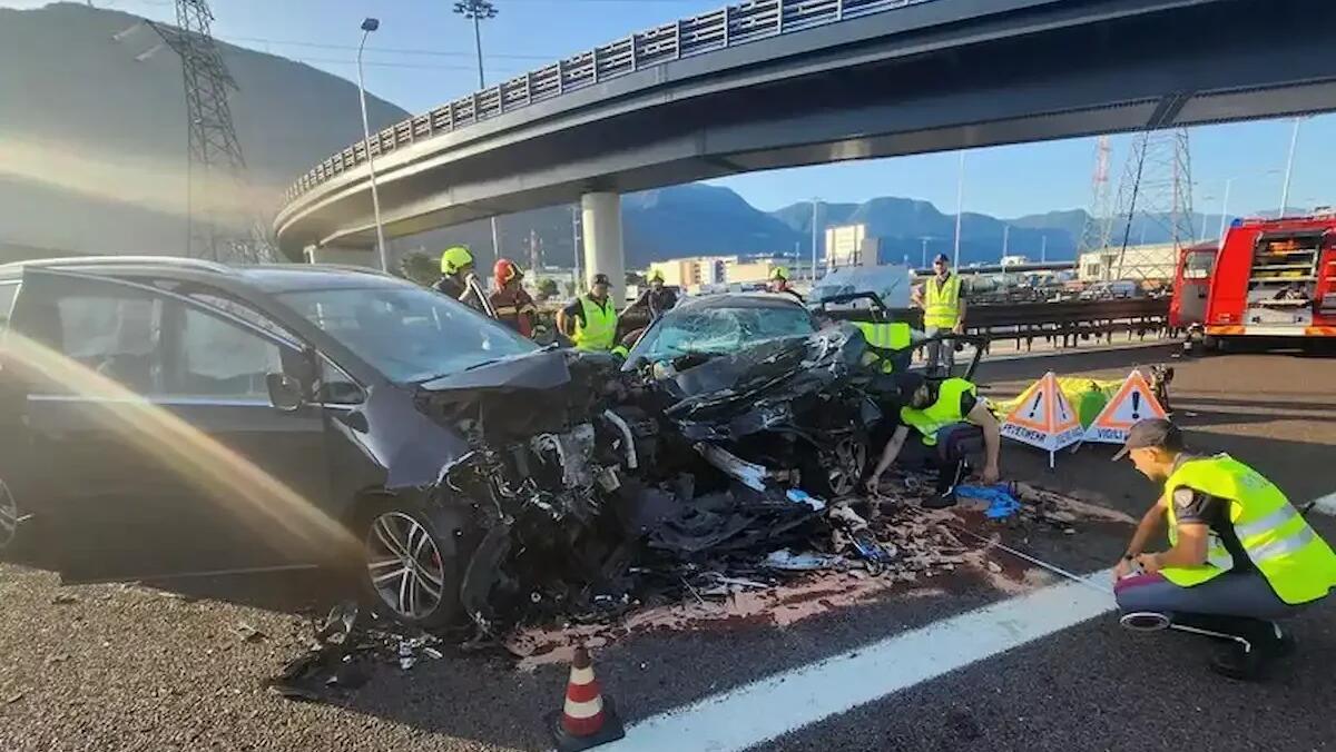 Auto contromano in autostrada, bilancio tragico: un morto e 5 feriti, tra cui 3 bambini - 