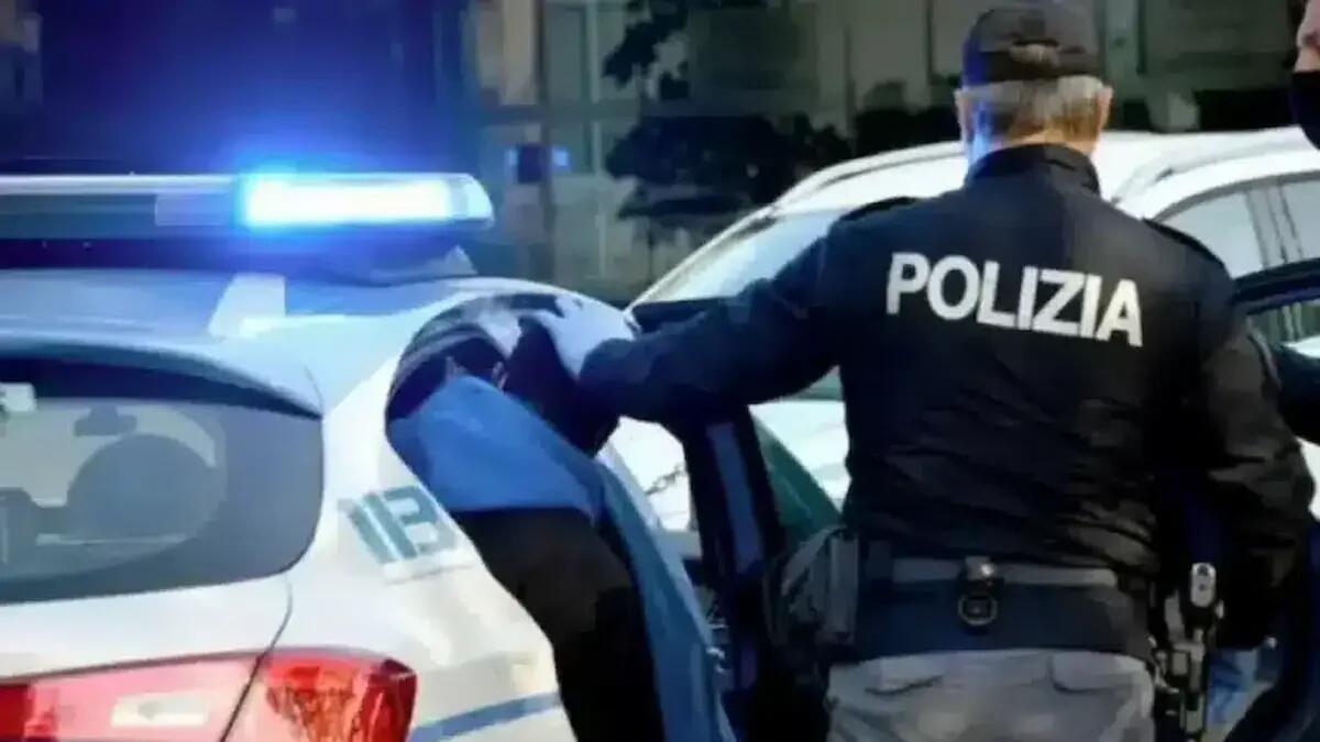 Entra in casa e scopre un estraneo che dorme sul divano: arrestato cittadino ghanese con della droga - 