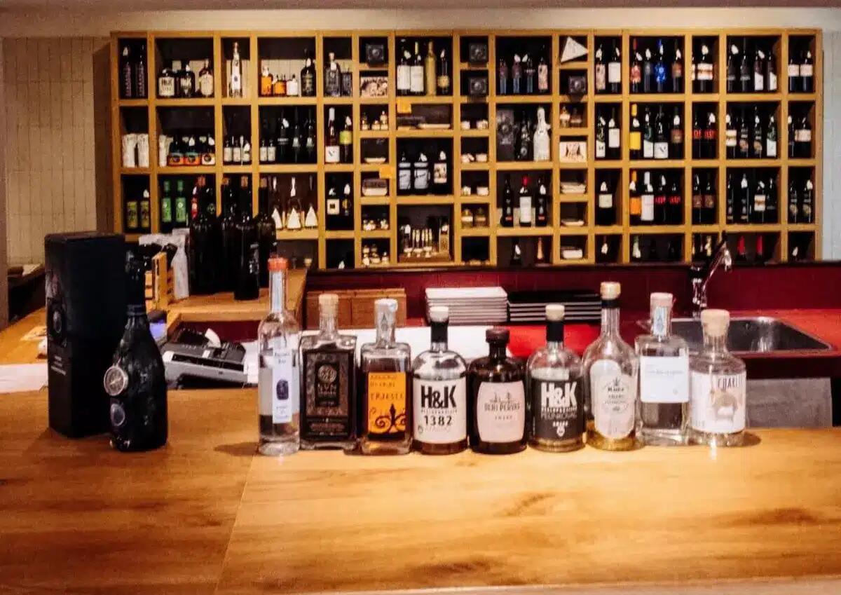 Vino, arte e musica: il festival che trasforma il Borgo Teresiano in una festa unica - 