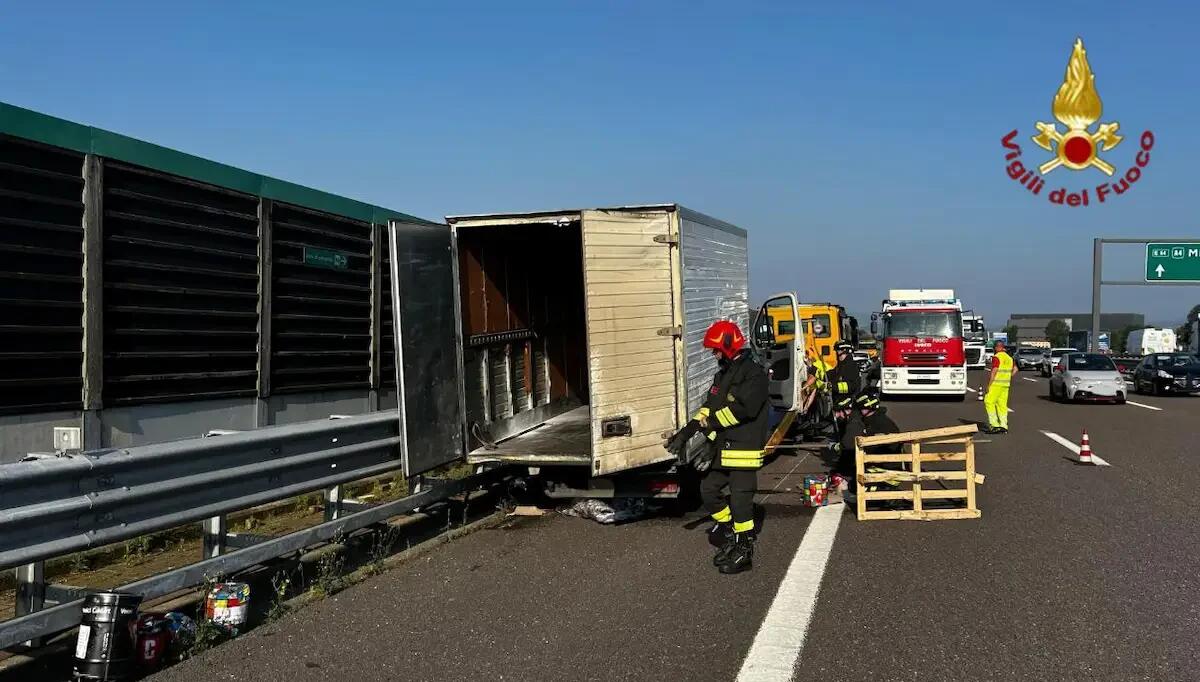 Scontro auto-furgone in A4: carico infiammabile si rovescia sul manto stradale - 