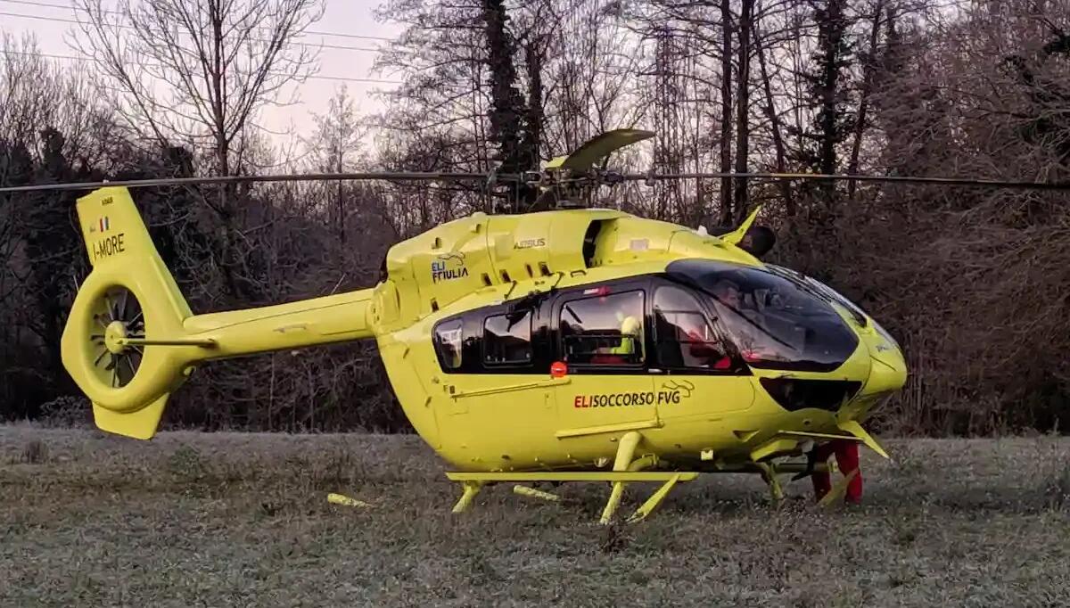 Cade dal terzo piano di una palazzina in pieno centro: 70enne elitrasportata all'ospedale, è grave - 