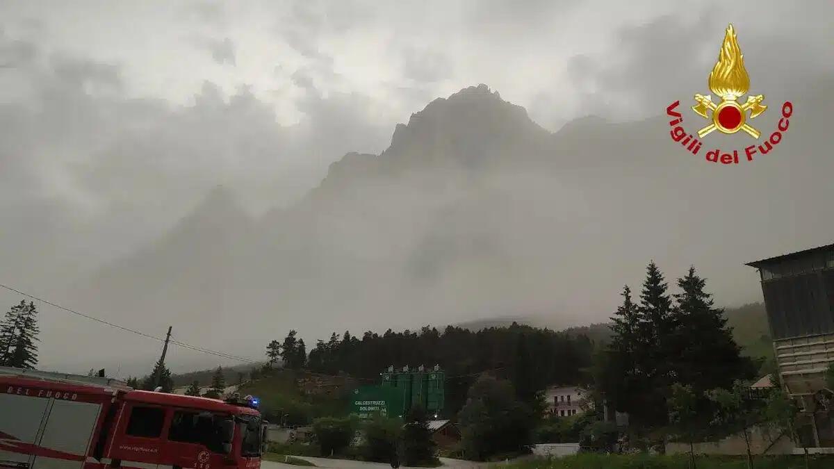 Prima il boato, poi l'enorme nube: frana sulle Dolomiti. Le immagini e gli ultimi aggiornamenti. - 