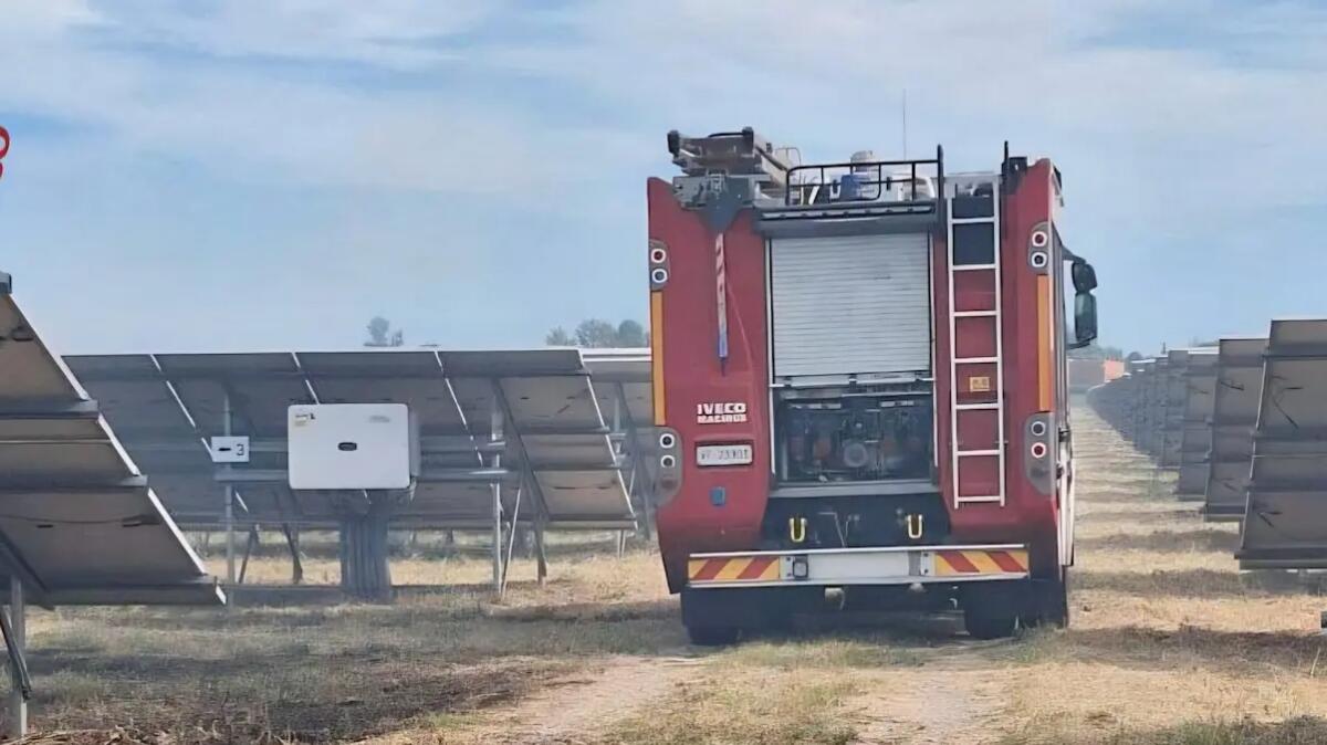 Scoppia l'ncendio nel parco fotovoltaico, bruciati diversi pannelli solari - 