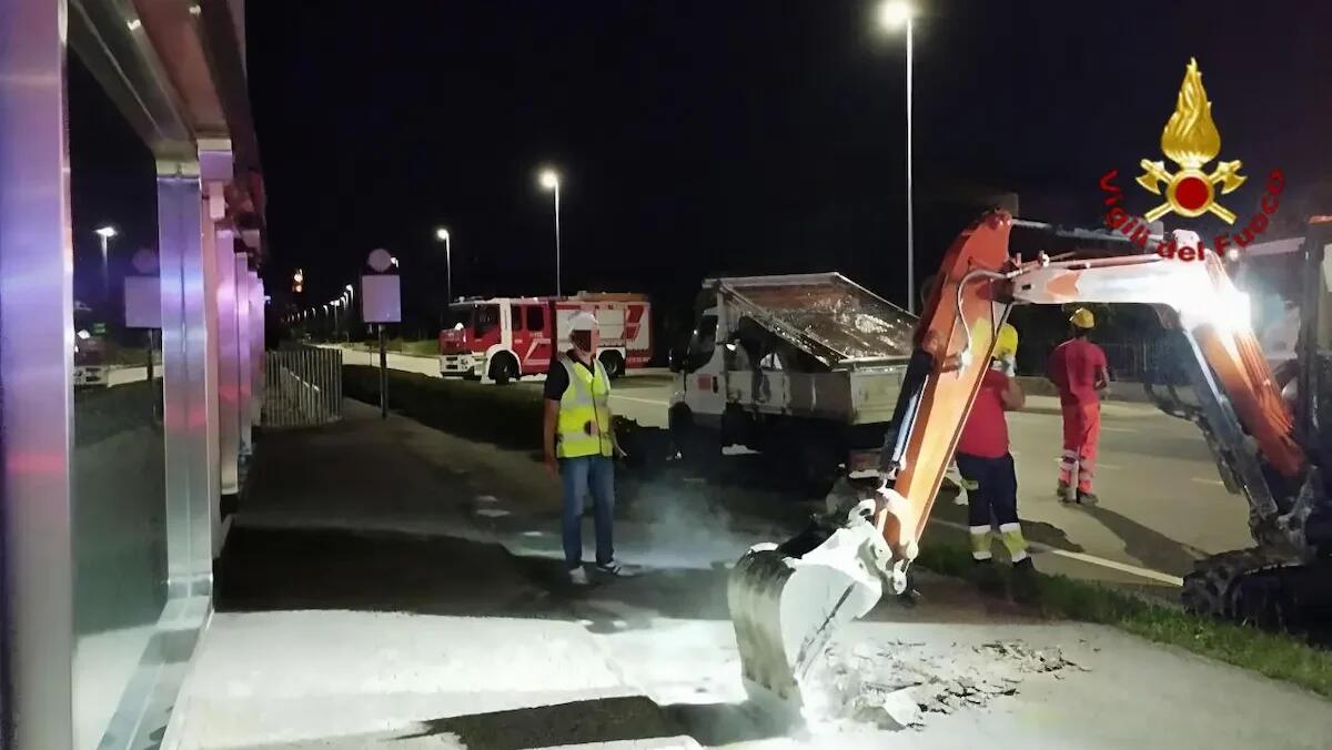 Massiccia fuga di metano, chiusa l’intera statale: ore da incubo per i residenti, gas anche dentro gli edifici - 