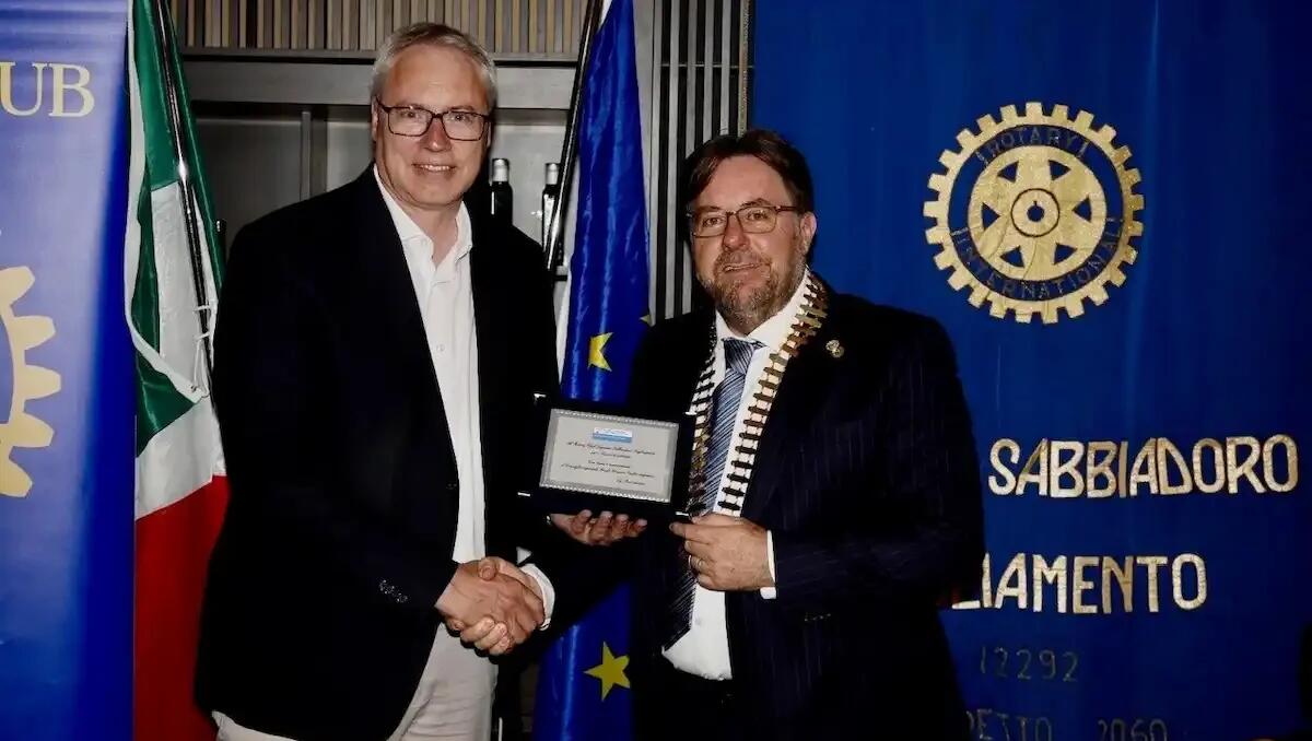 Rotary Club Lignano Sabbiadoro celebra 50 anni di servizio con riconoscimento regionale - 