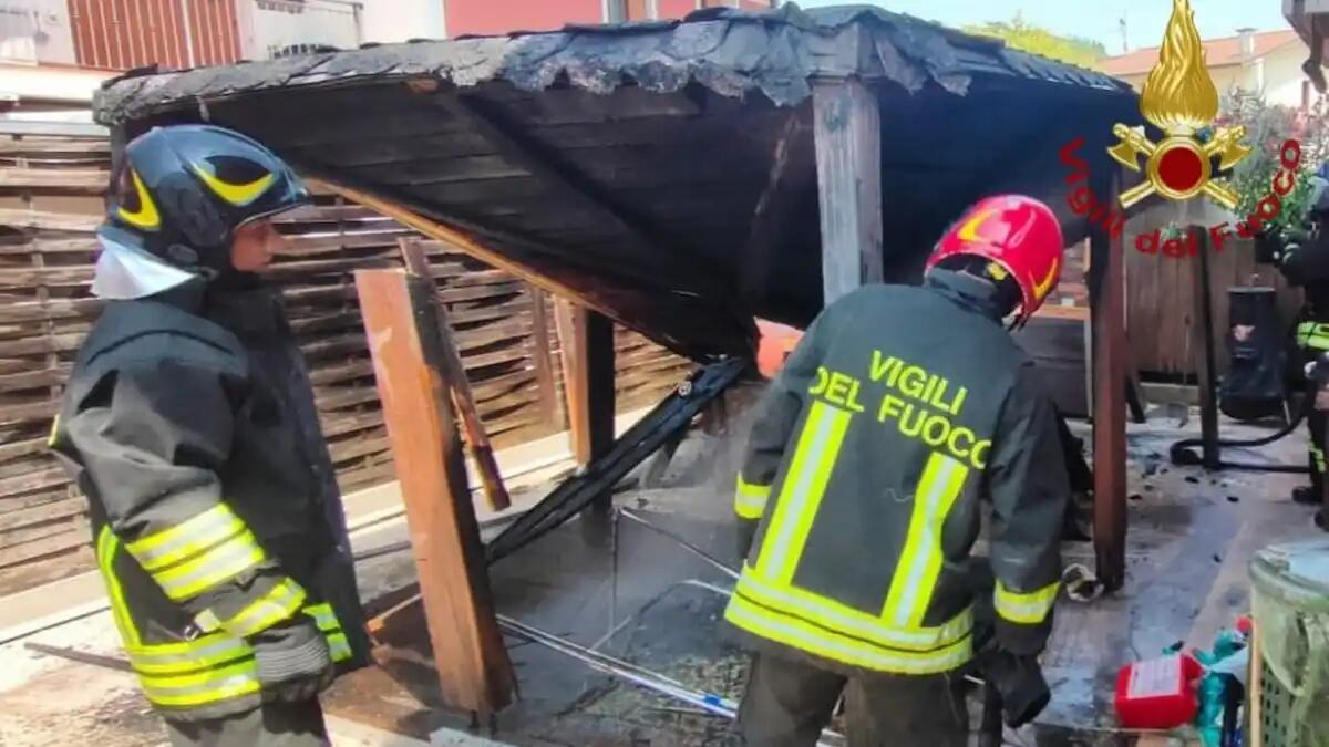 Paura a Sarego, incendio distrugge un gazebo: la struttura crolla ma non ci sono feriti - 