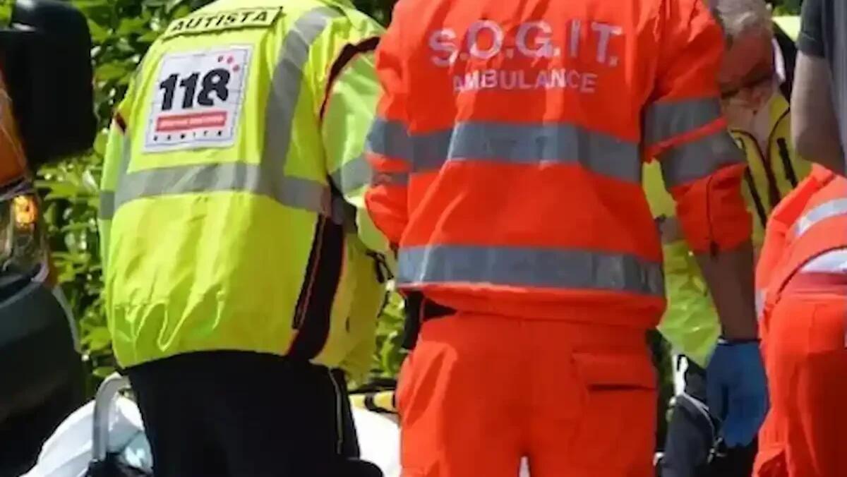 Si sente male in strada e si accascia a terra: passanti e ristoratori tentano di salvarla, ma muore poco dopo - 