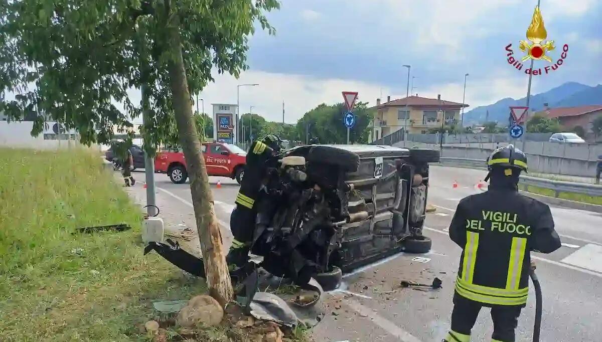 Violento scontro tra un'auto e una bici, il veicolo si ribalta dopo l'impatto: due persone ferite - 