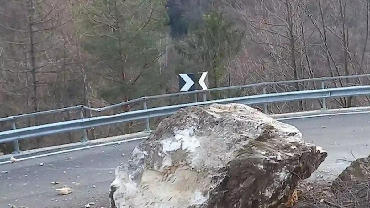 Masso cade sulla strada forestale, sfiora un furgone sulla via del Lagorai: salvo per miracolo il conducente - 