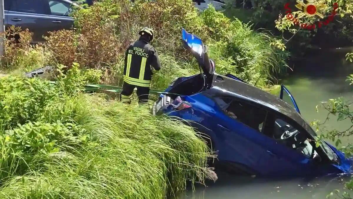 Auto finisce nel fosso pieno d'acqua a Portogruaro: 64enne bloccata nel veicolo - 