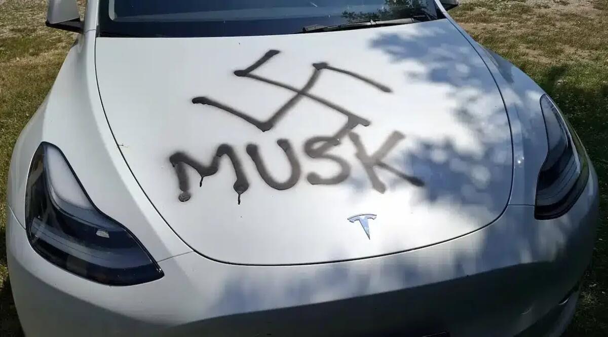 Svastiche e scritte anti-Musk su auto parcheggiata a Ronchi dei Legionari: l'appello di Cristina - 